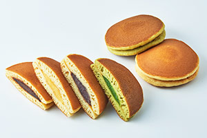 Dorayaki has four flavors: coarse red bean paste, matcha, chocolate, and custard cream.