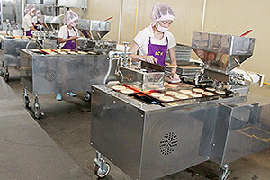Dorayaki being produced with the Compact Type Dorayaki Machines