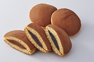 Dorayaki has three flavors: apple, ogura, sesame. The apple flavor uses the local Esashi apples.