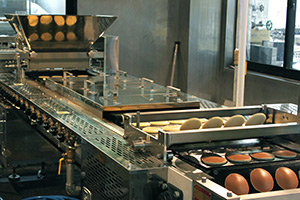 Before adopting the machine, KAISHINDO manufactured dorayaki with a copper sheet pan. After the adoption of a Full Automatic Dorayaki Machine, they have been producing without changing the formula and are happy about it.