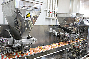 After being baked, dorayaki goes through the cooling tunnel to be cooled hygienically. It also saves some space.