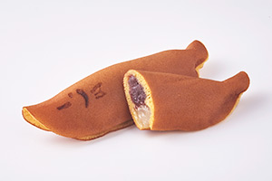 Ohatsuo ayuyaki has red bean paste and gyuhi inside.