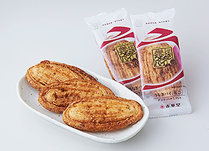 Unagi Pie Mini, which is popular for its small size, has nuts and honey inside.