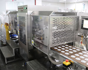 The four processes of cookie dough depositing, heat press, rose and red bean paste depositing, and top batter depositing are fully automated.
