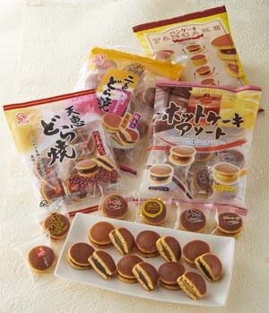 Products manufactured by the mini-sized dorayaki line. There are many kinds including both Japanese and western.