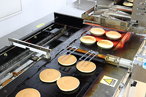 Baking and removal of pancakes is automated on this Dorayaki Machine. You can add a conveyor belt and a Filling Depositor to streamline the finishing.