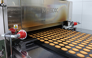 「リーフクッキー（オレンジハニー）」生産の様子。 ロシアケーキラインでは、第2オーブンでさまざまなクッキーも生産している