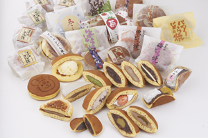 Many of the varied dorayaki have a little twist to them. The examples are Nama Cream Ichigo Dorayaki with seasonal fruit in them, Fuyu Dora coated with white chocolate, and Ice Dorayaki with ice cream in them.