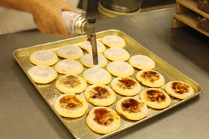 Sugar crystals are caramelized for Brulee Dorayaki.