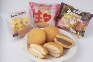 Aizujuraku (dacquoise) and Aizu Nama no Tenjin-sama (bouchee served cold) produced in another oven line. Aizujuraku has mocha cream with raisins sandwiched inside. Aizu Nama no Tenjin-sama has three flavors: cream cheese as well as seasonal limited-time strawberry and chocolate.
