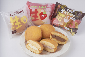 Aizujuraku (dacquoise) and Aizu Nama no Tenjin-sama (bouchee served cold) produced in another oven line. Aizujuraku has mocha cream with raisins sandwiched inside. Aizu Nama no Tenjin-sama has three flavors: cream cheese as well as seasonal limited-time strawberry and chocolate.
