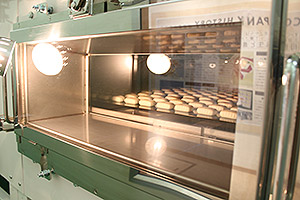 The oven has a window with the width of 60cm. Visitors can see Baby POÈME rising during baking from the viewing corridor.
