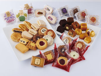 Russian Cake, cookies with luxurious appearance; High Raisin, raisin sandwiches; Dacquoise with a soft texture; Pie-batake, pie manju; Marron D’or, cake with a candied chestnut; and Mon Cube, cube-shaped cake