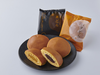 Black Dorayaki and butter Dorayaki produced by fully automatic Dorayaki machines.