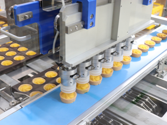Product depanning of tarts. The suction nozzles can be removed without the use of tools, making it easy to switch products.