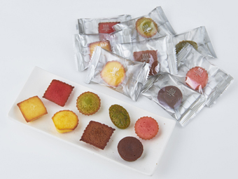 Petits Gâteaux Assortis (financiers, madeleines, caramel, milk chocolate, framboise, pistache, matcha, fraise)
