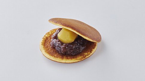 ロボットでトッピングした「栗どら焼き」