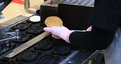 創業年の「1957」と「waffle」の文字をかたどった型で焼成