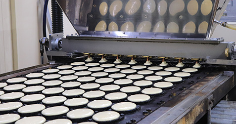 「ワッフル」生地充填の様子