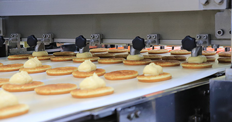 カスタード充填の様子