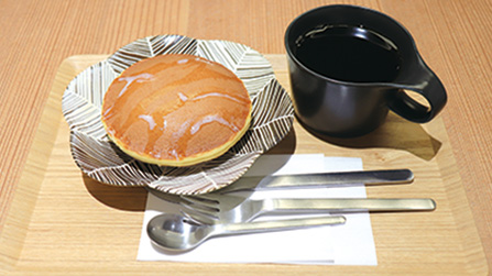 本店の「kissa千豆」で提供している「溶かしバターどらやき」。
男性客に人気。季節により苺ソースをかける「どらやき 苺ソース」もある