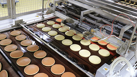 8列の幅の広い銅板で大きい皮をふっくら焼きあげる