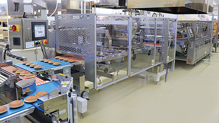 主力商品「どらやき」を生産する全自動どら焼機