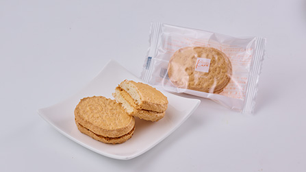 「パティスリー クラ」の「ダックワーズ」。
すり込み成型機を導入して生産。通販でも好評