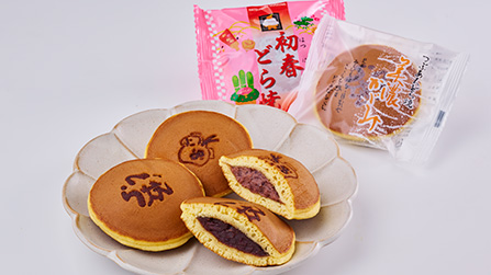 全自動どら焼・鮎焼き兼用機で生産している「美濃かがみ」と正月限定の「初春どら焼」