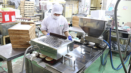 「三笠」を生産するどら焼機