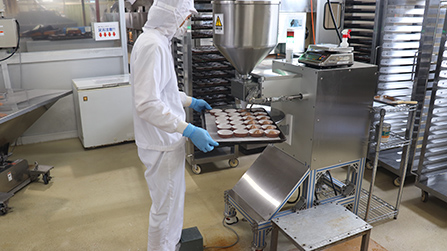マドレーヌを生産しているデポリー。
50コートの生地を一度に投入可能な35Lタンクを使用(※オプション)