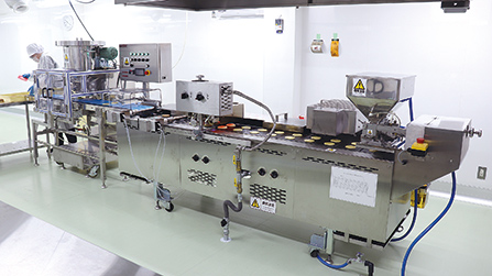 「ぶぶぶ」を生産する自動どら焼機
